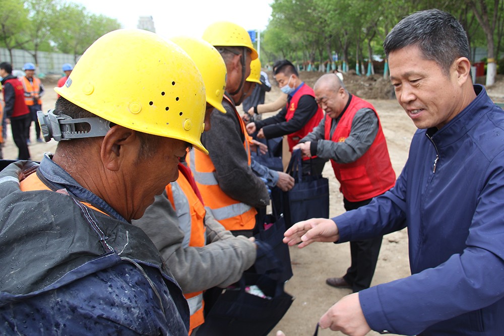 1620976348515043755.jpg 市总工会到府前街慰问3.jpg